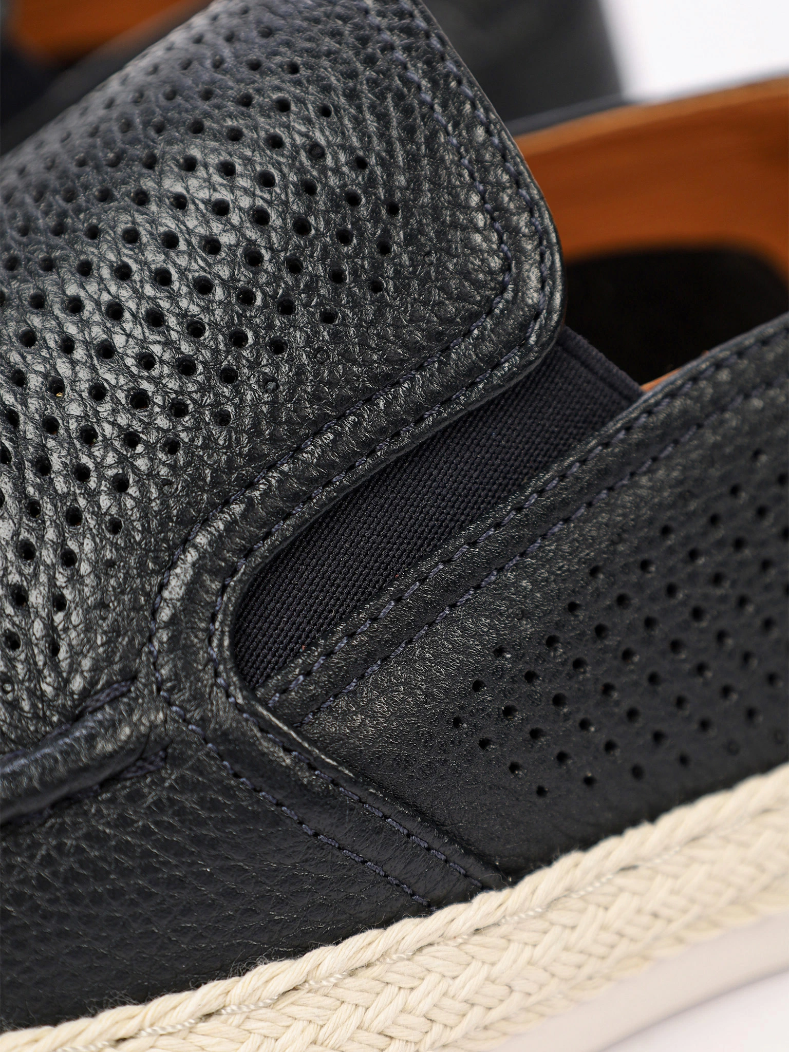 Мокасины темно-синего цвета с перфорацией на низкой подошве